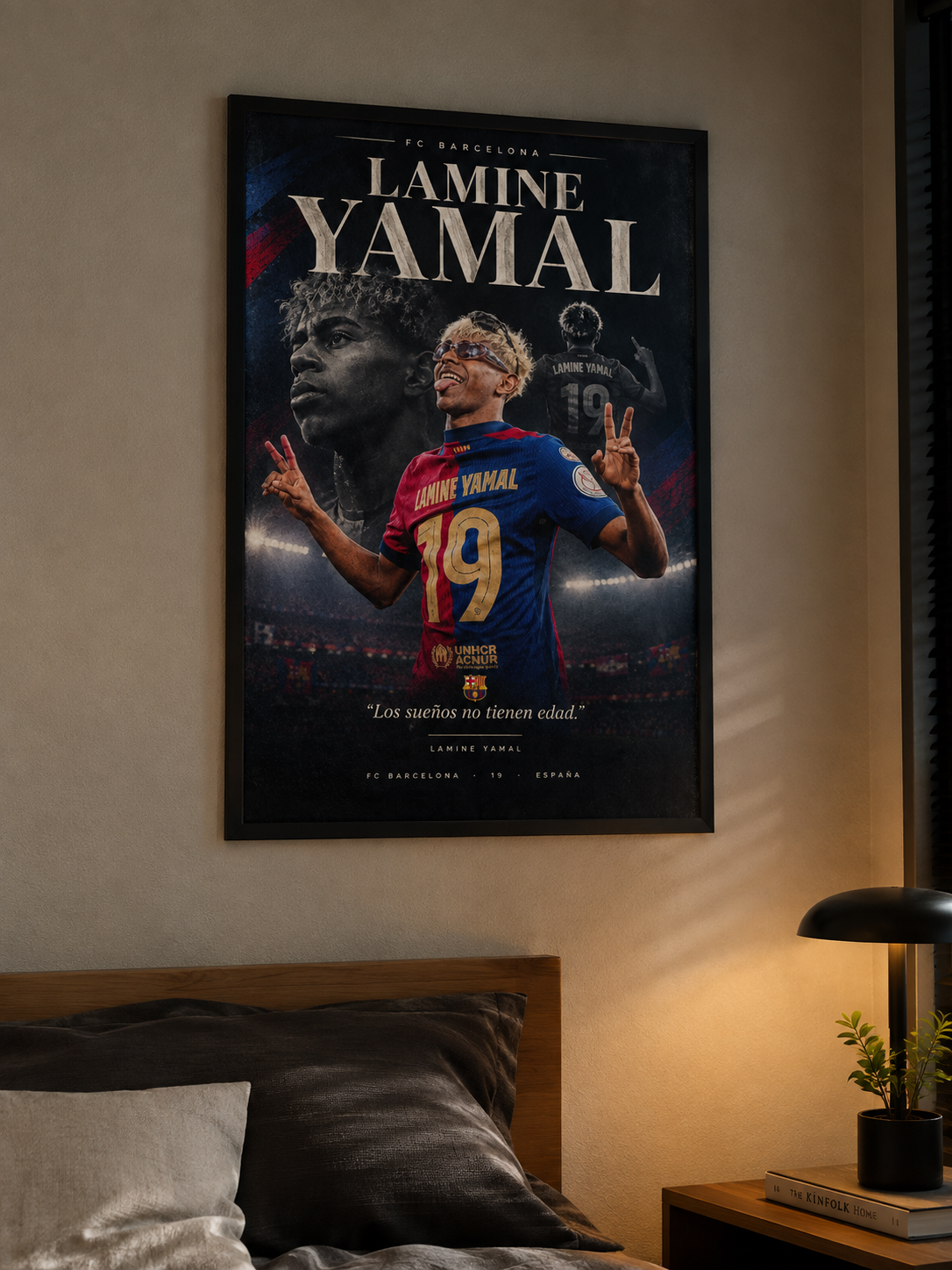 Póster Lamine Yamal junto al escritorio