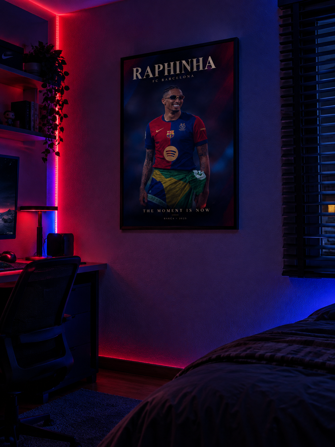 Póster Raphinha The Moment Is Now junto al escritorio con luces LED