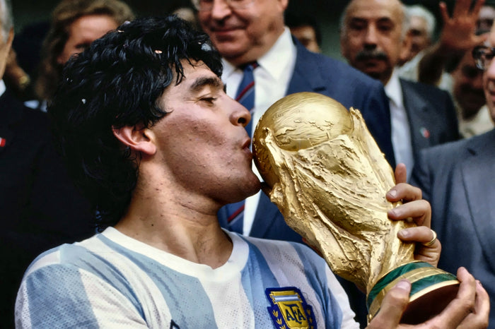 Póster Diego Maradona besando la Copa del Mundo – GOALY