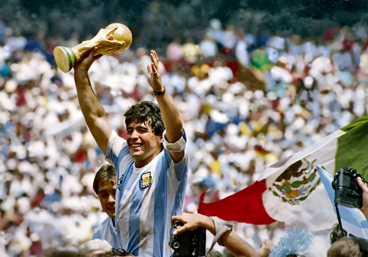 Póster Diego Maradona México 86 levantando la Copa del Mundo – GOALY